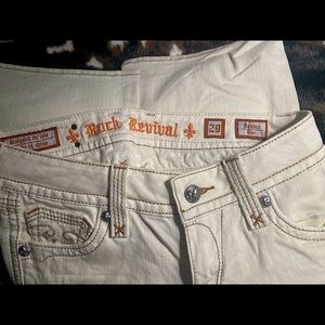 ROCK REVIVAL NWOT  29 Debbie boot cut white jean  inseam 33-34”